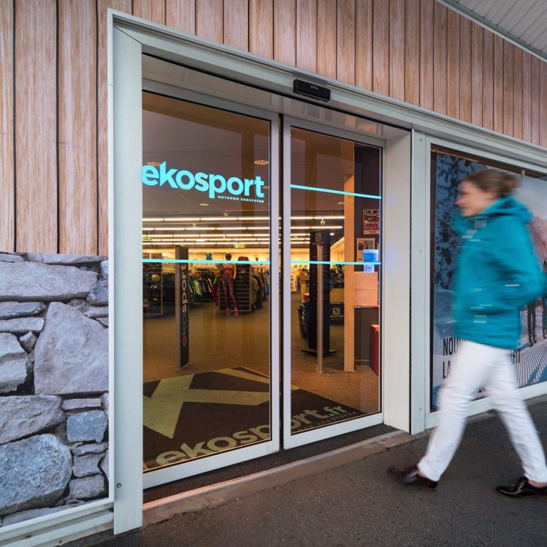 Intérieur d'un garage moderne avec porte sectionnelle ouverte et éclairage.