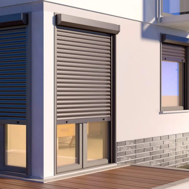 Volet roulant fermé sur une façade moderne avec fenêtres et mur en briques.