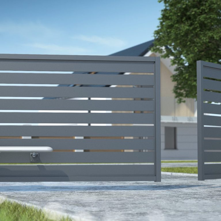 Portail moderne en métal gris avec des lattes, devant une maison contemporaine.